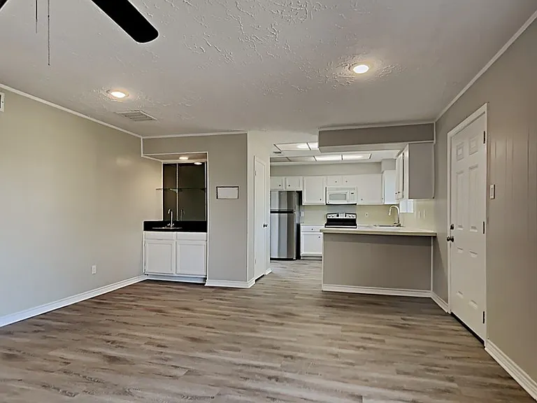 3310 Hampton Dr — Photo 3
