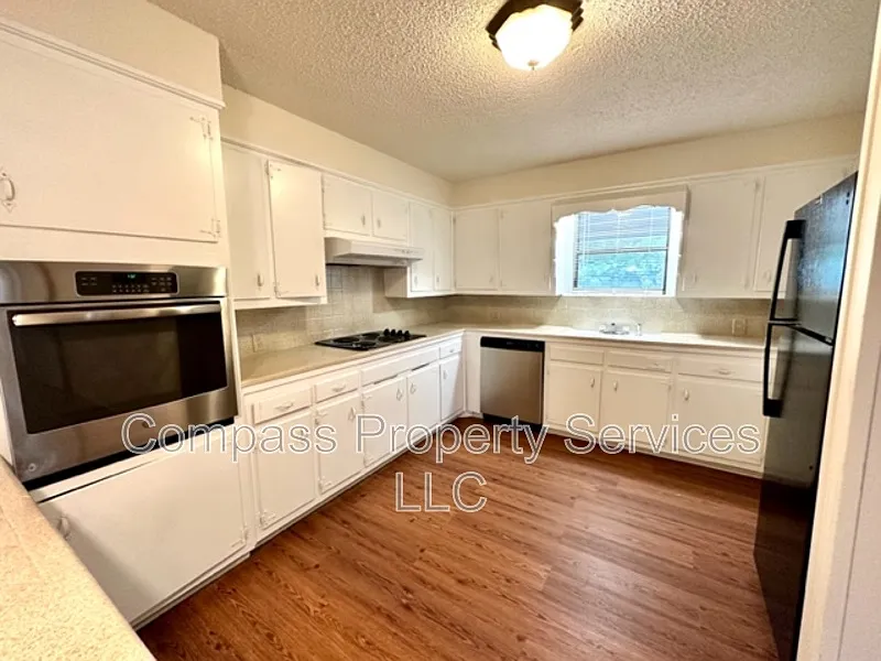 3 bed, 2.0 bath, 1781 sqft, $1,900 — Photo 4