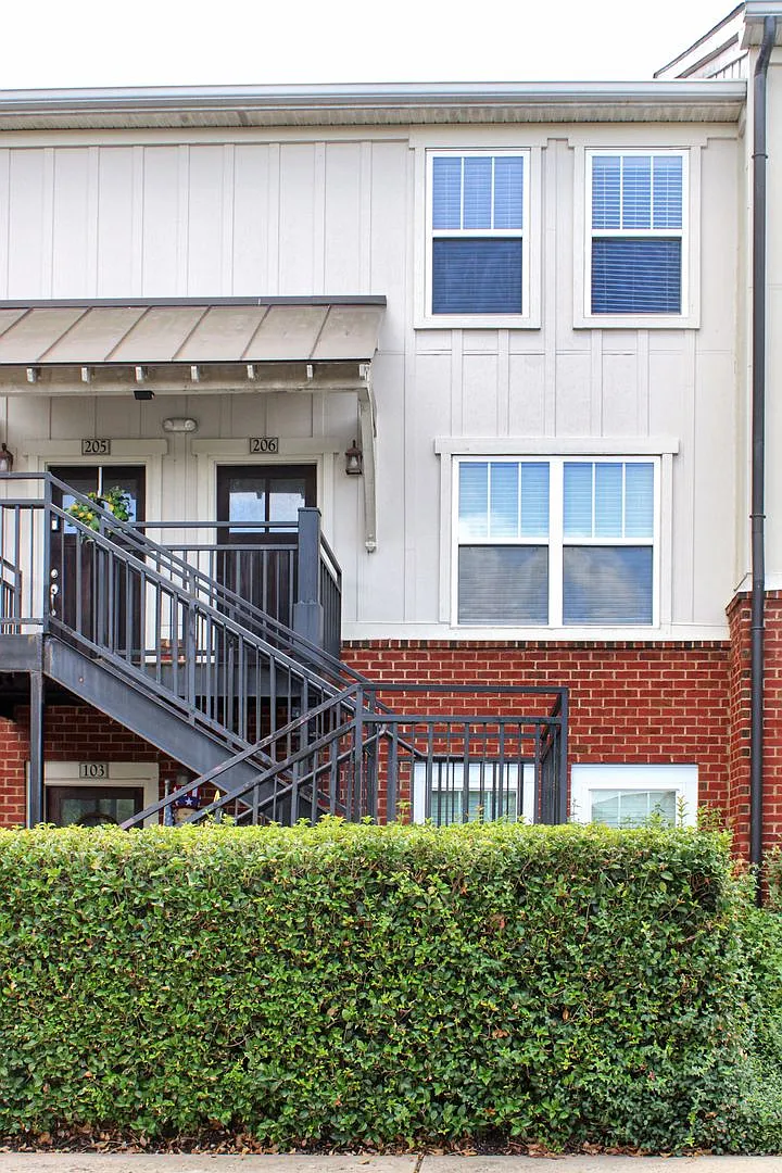 2 bedroom condo in gated community — Photo 2