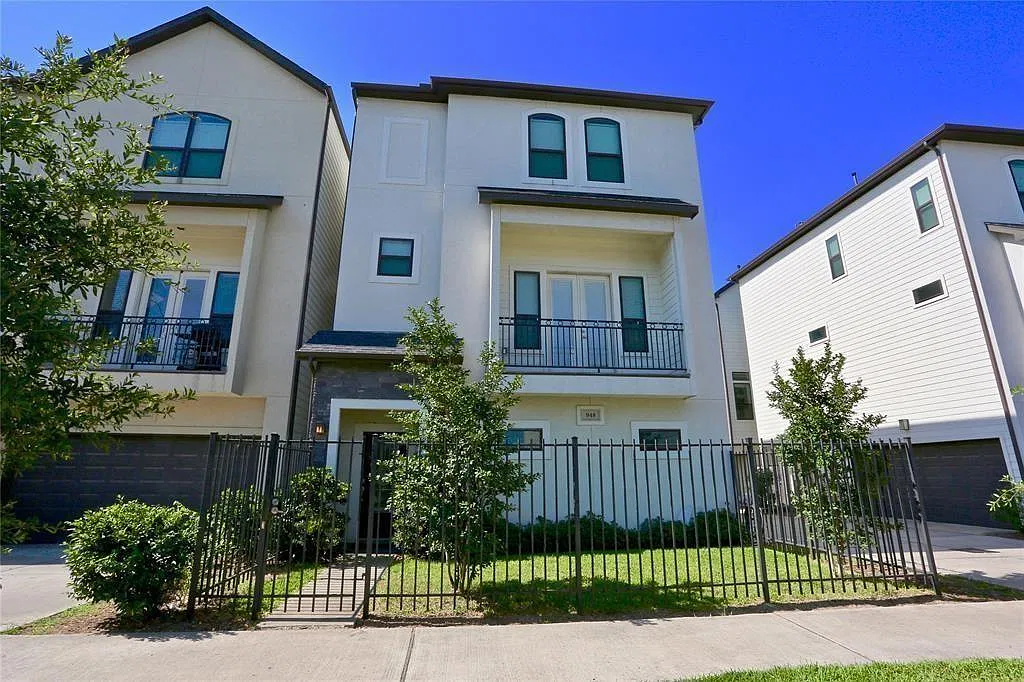 3 bed, 3.5 bath, 2328 sqft, $3,250 — Photo 1