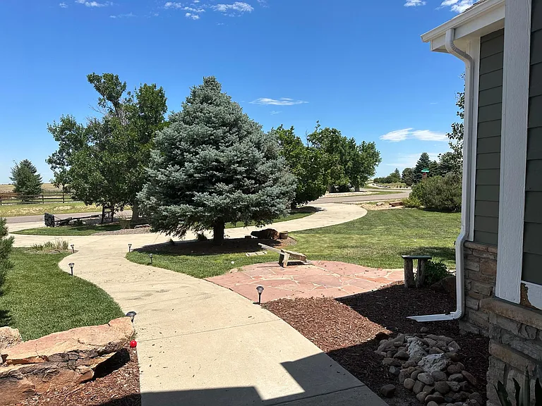 360 Columbine Dr — Photo 3