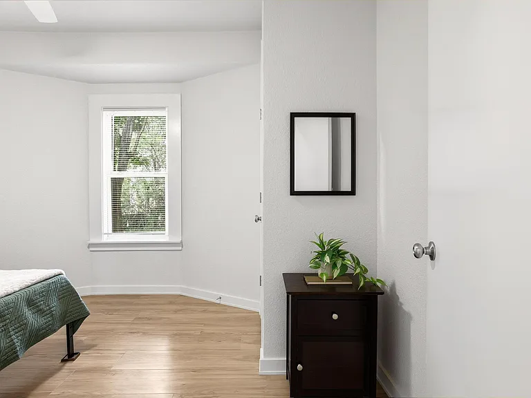 537 E Sears St — Photo 13