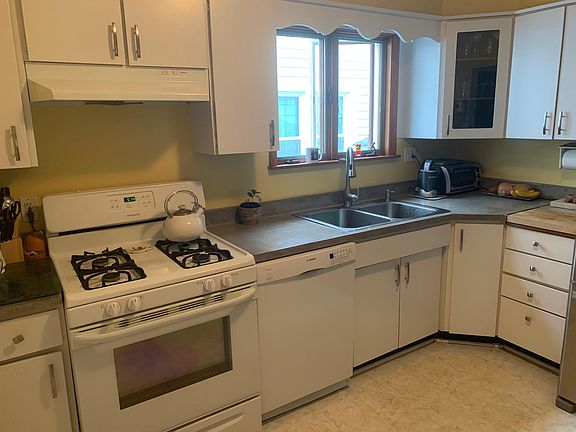 3rd image of 157 Springville Ave Floor 2