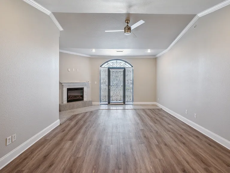 The Versailles Apartment Homes — Photo 6