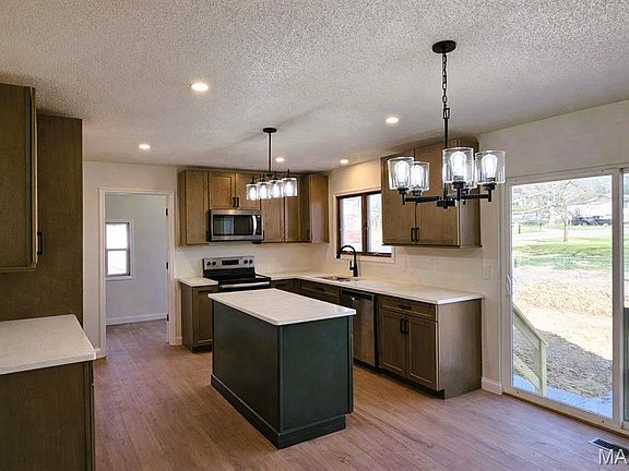2nd image of 31 Pebblestone Ct