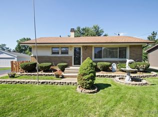 54 S Beck Rd, Lindenhurst, IL 60046