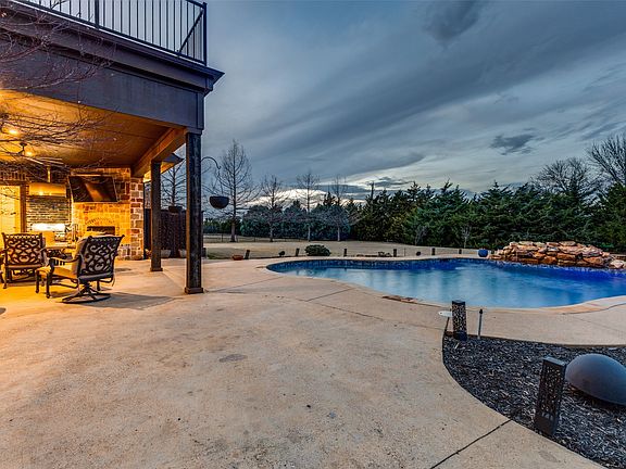 5th image of 402 Wyndemere Blvd