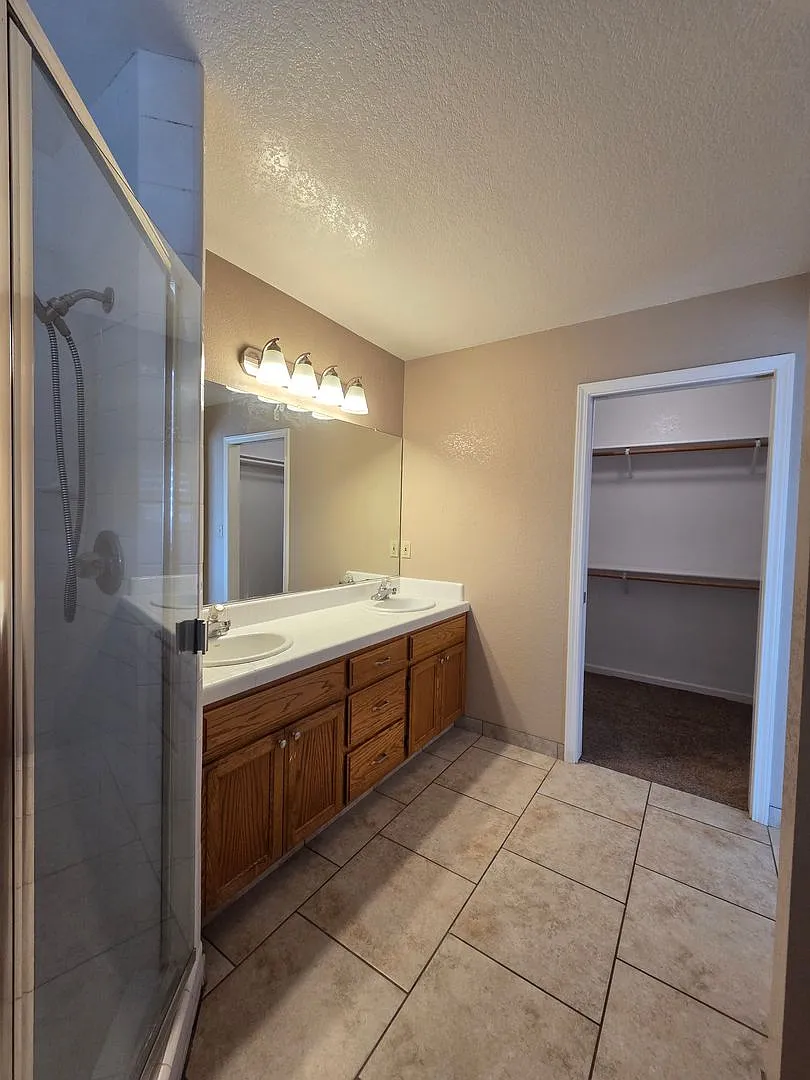Single story 3bed/2bath with 2 car garage — Photo 4
