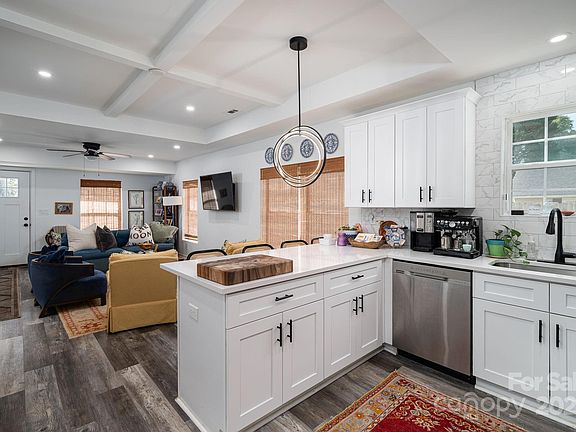 2nd image of 913 Stowe Dr