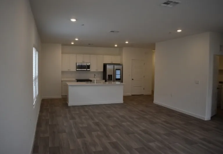 4486 N San Clemente Ave — Photo 9