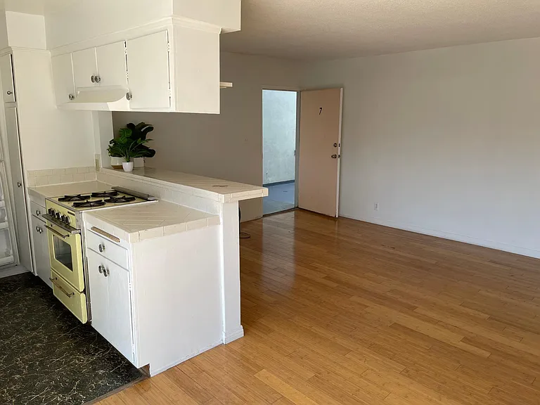 2122 Ocean Park Blvd #7 — Photo 3