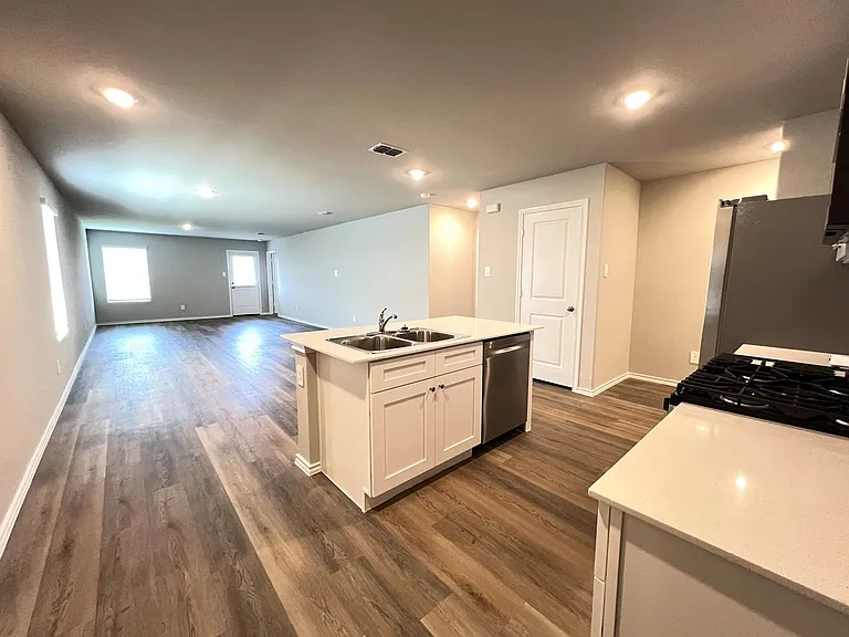 5557 Rollins Dr — Photo 3