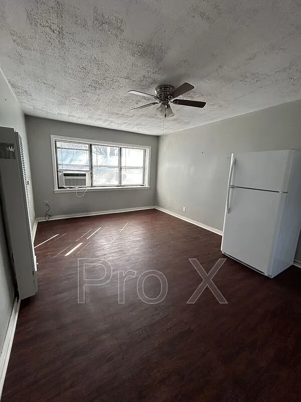 Building Photo - 126 E 13 E #4