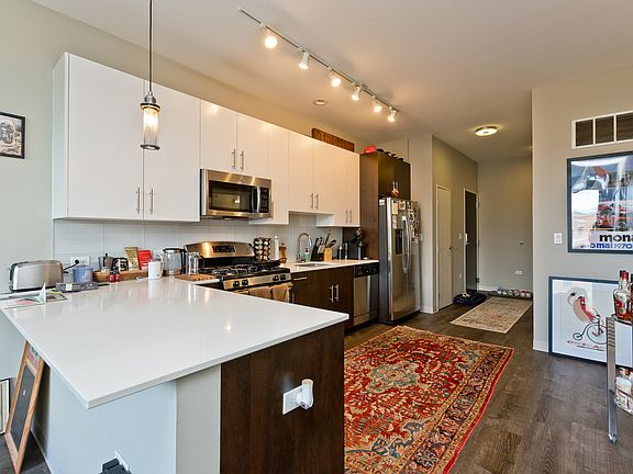 2nd image of 851 W Grand Ave #204