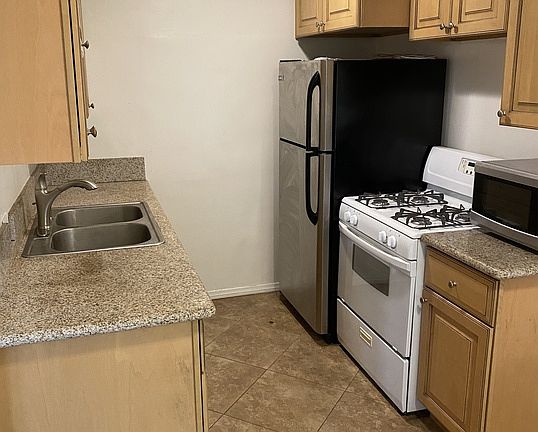 5th image of 1433 Miramar St #25