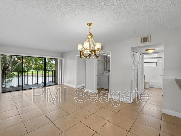 1543 Lake Crystal Dr, West Palm Beach, FL