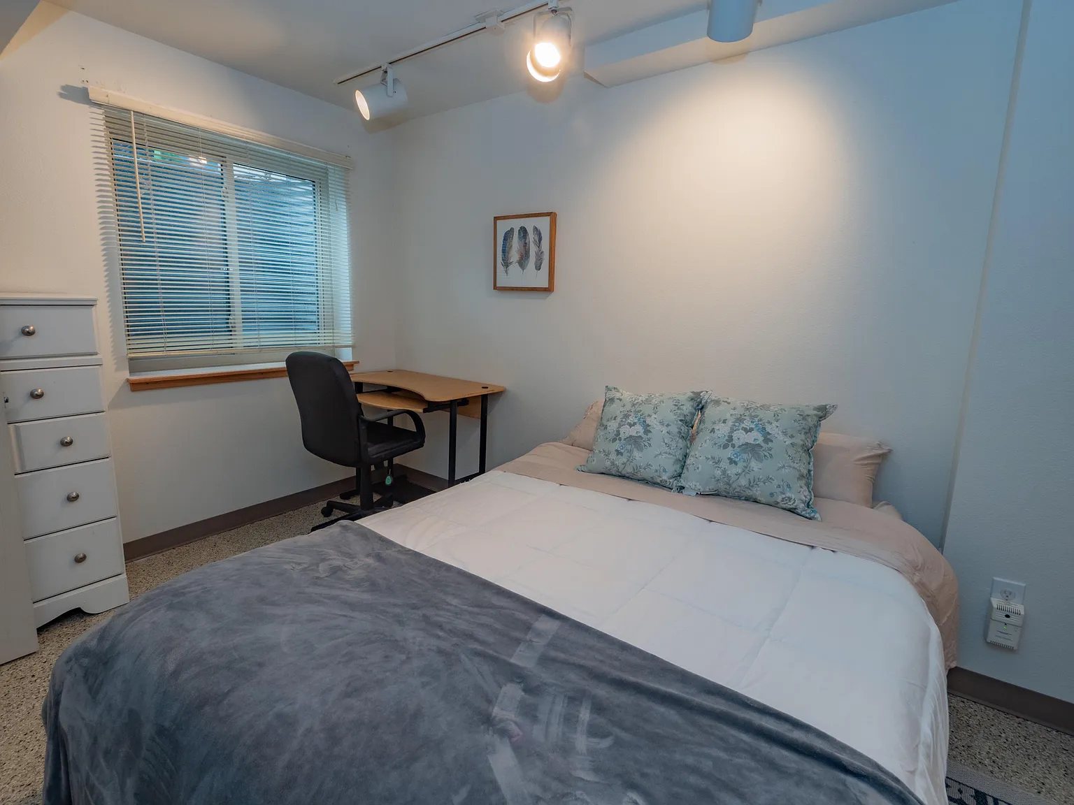 1 bed, 1.0 bath, 1300 sqft, $1,633 — Photo 3