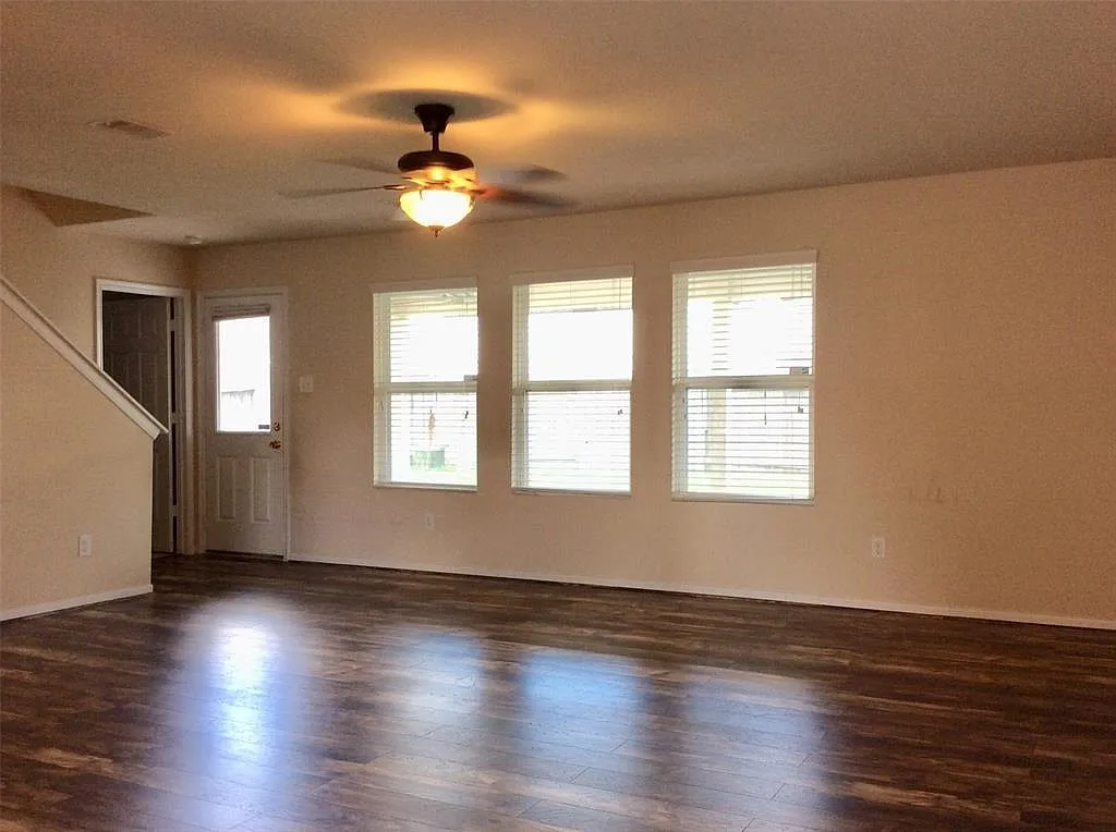 4 bed, 2.5 bath, 2258 sqft, $2,350 — Photo 3