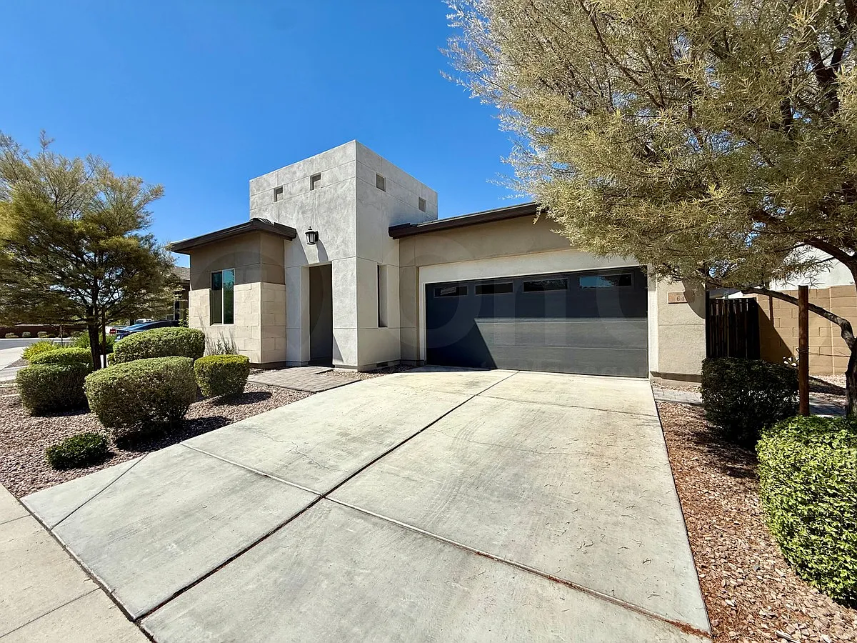 4 bed, 3.5 bath, 2362 sqft, $2,995 — Photo 2