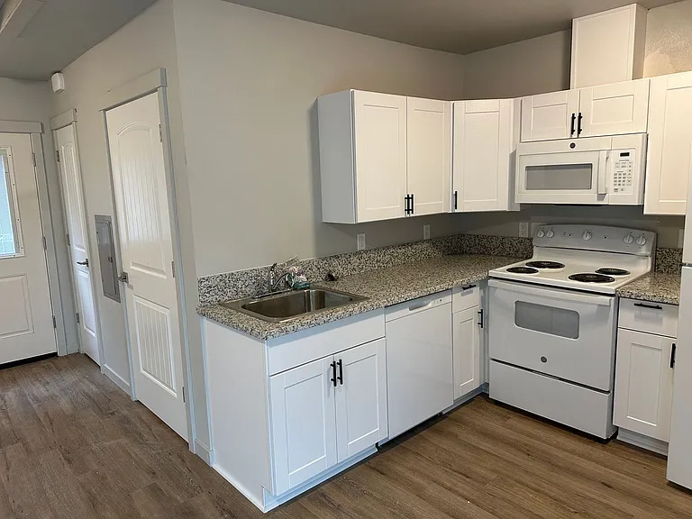 555 N. River Rd. — Photo 8