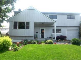 11 Meadow Rd, Inwood, NY 11096