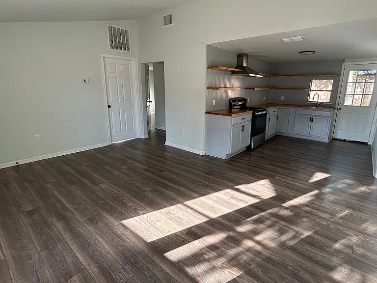 1202 Geronimo St — Photo 4