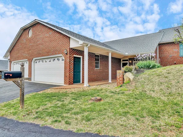 2505 Feather Garden Cir, Vinton, VA 24179