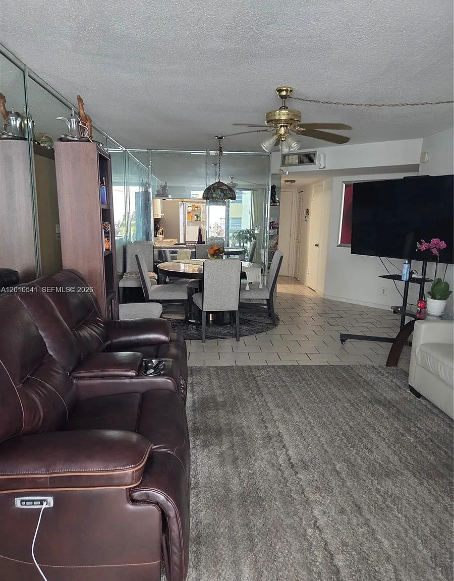 Imperial Towers Condo — Photo 3