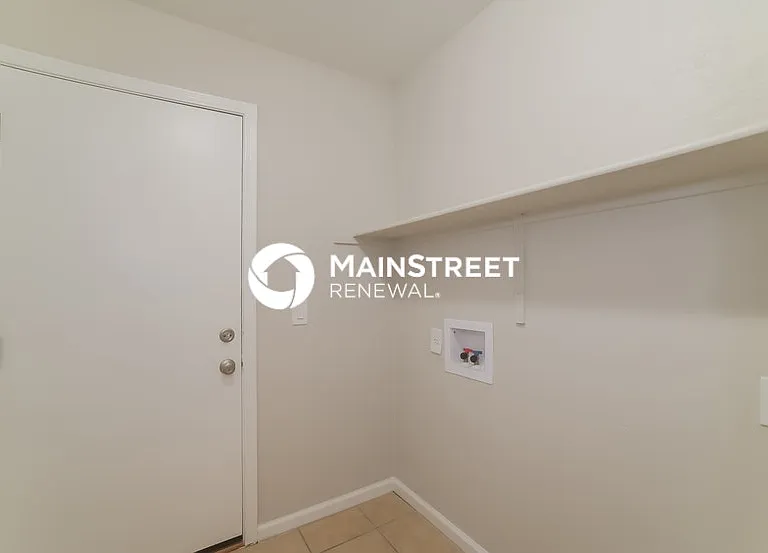 9017 W Cambridge Ave — Photo 2