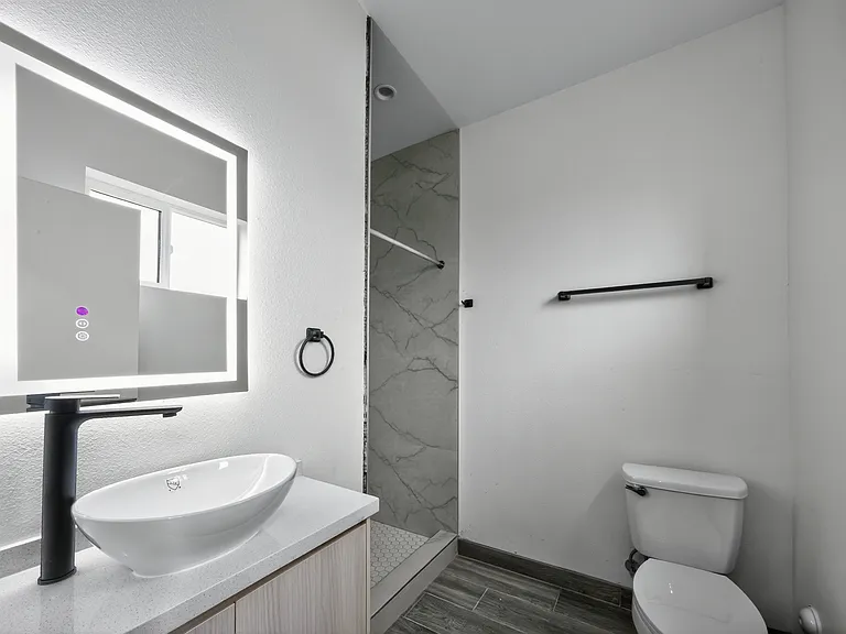 Fully Furnished Housing: 1419 W 35th St — Photo 22