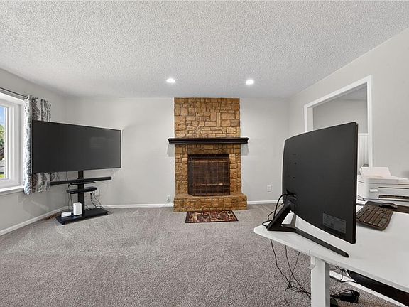 4th image of 15621 W 125th Ter