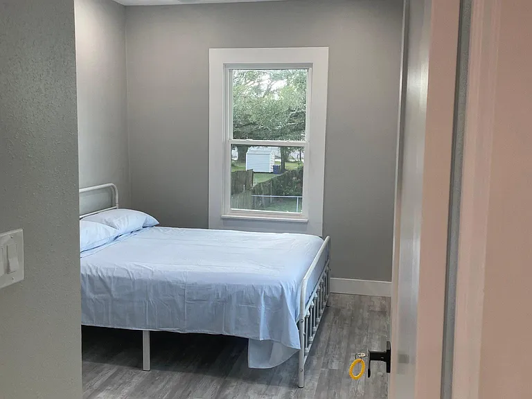 809 E Stratford Ave — Photo 2