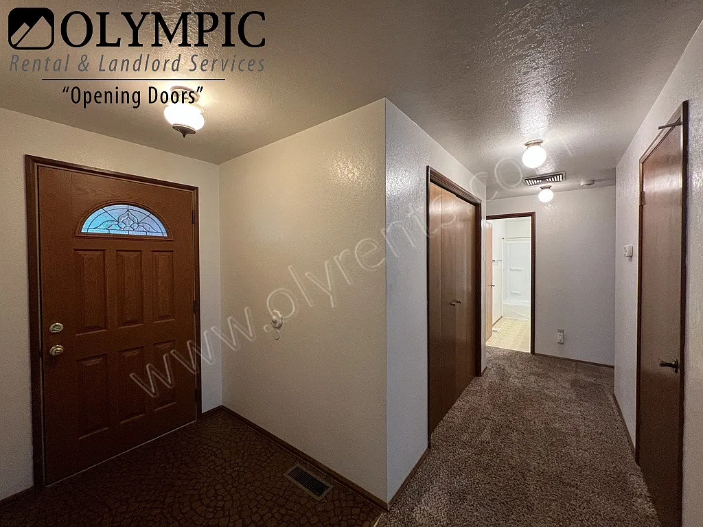 3 Bdrm, 2 Bath Lacey Rambler in Parklike Setting — Photo 3