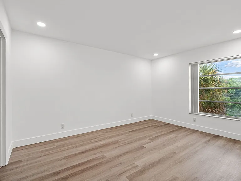 450-490 NW 20th St — Photo 13
