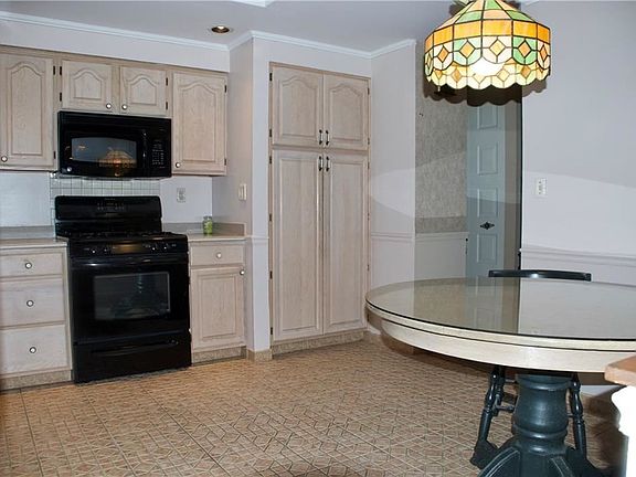3rd image of 109 Bradley Ct