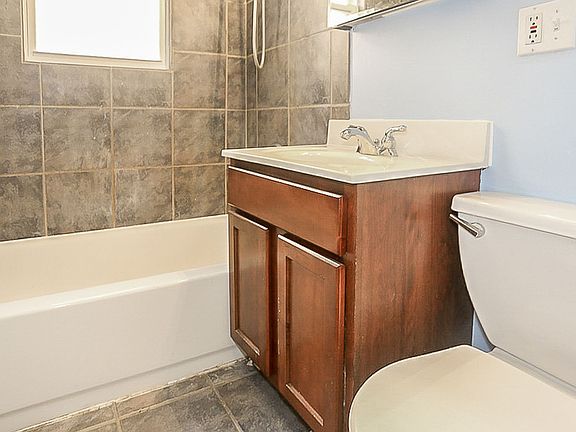 3rd image of 638 W Roscoe St #1