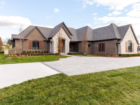 61454 Cotswold Dr #11, Washington Township, MI 48094