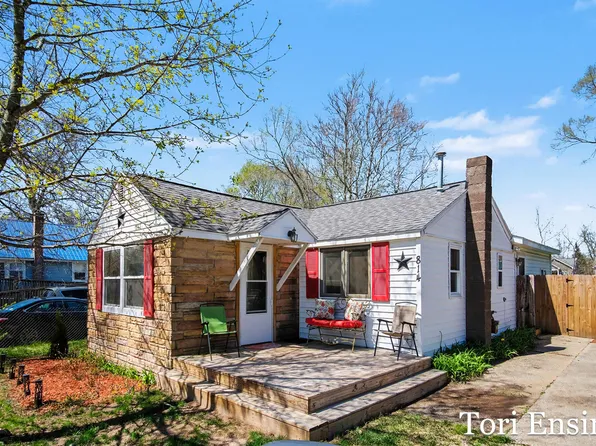 814 E Summit St, Greenville, MI 48838