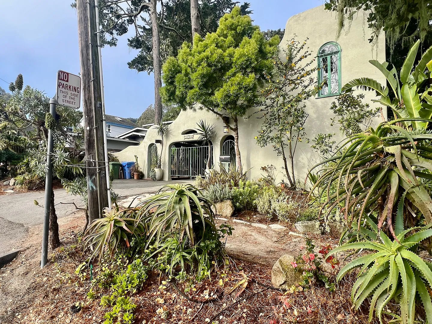October 01, 2026 is a lovely 3 bedroom 2 bathroom Monterey home. — Photo 4