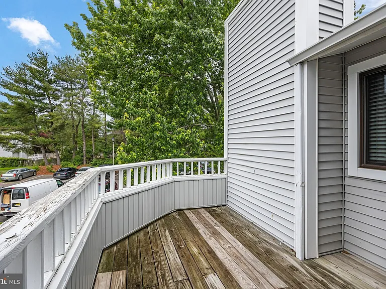 702 Abbey Ct — Photo 5