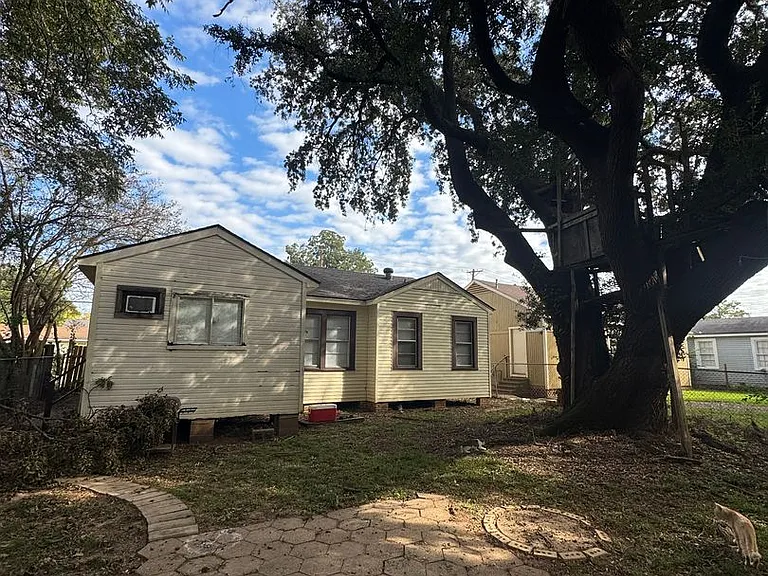2416 Northside Dr — Photo 15