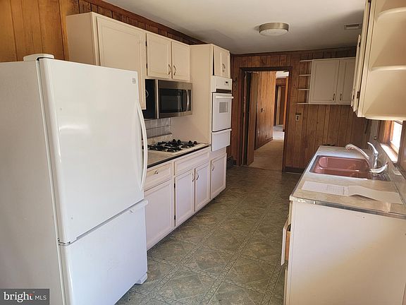 3rd image of 6935 Woodland Ct