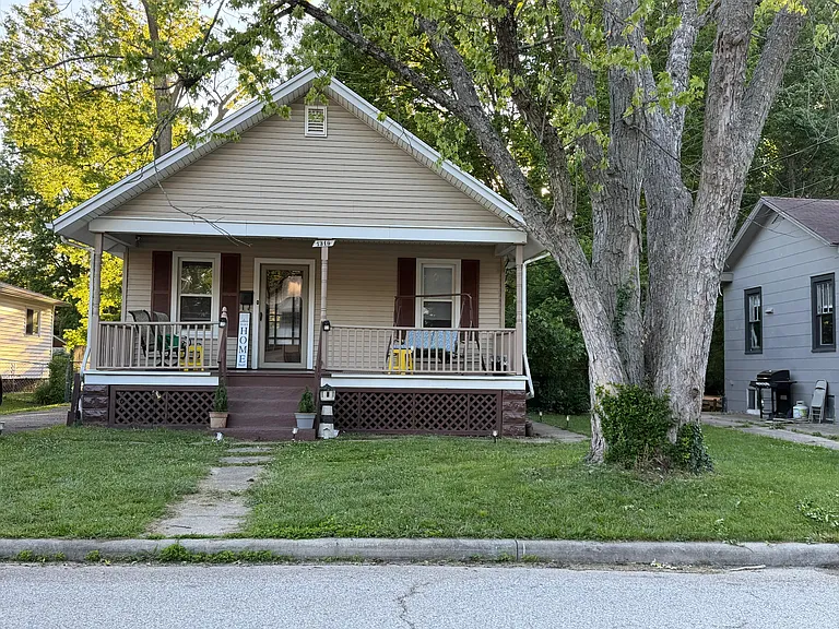 1319 Schirmer Ave — Photo 2