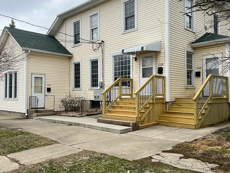 1208 Main St — Photo 1
