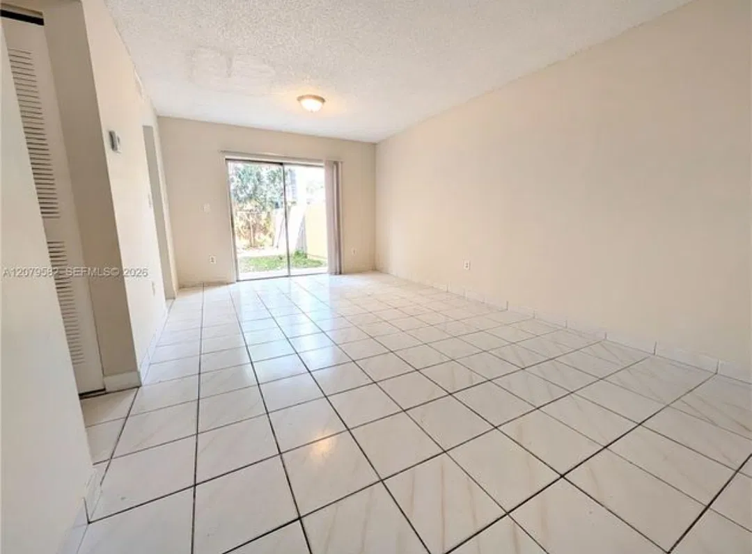 3 bed, 1232 sqft, $1,990 — Photo 3