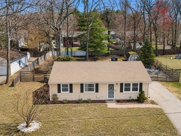 5 Crestwood Ave, Plainville, MA 02762