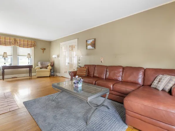 820 Beaver St, Waltham, MA 02452