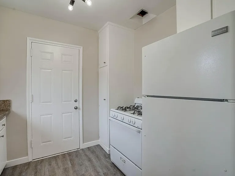 600 Kelton Ave #2 — Photo 6