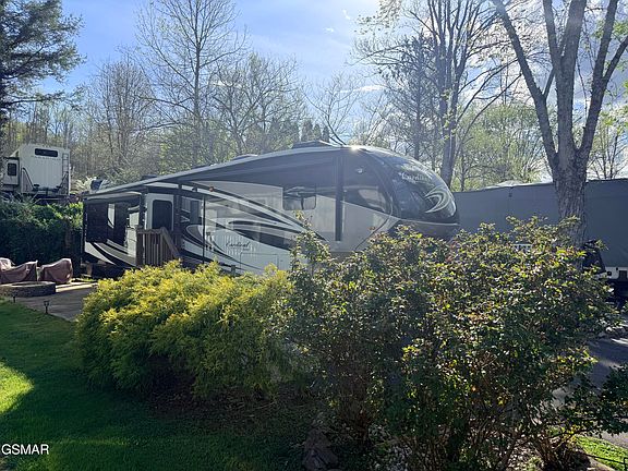 2nd image of 4229 E Pkwy #251