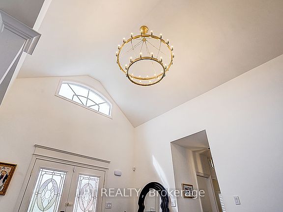 5th image of 585 Holgate Cir